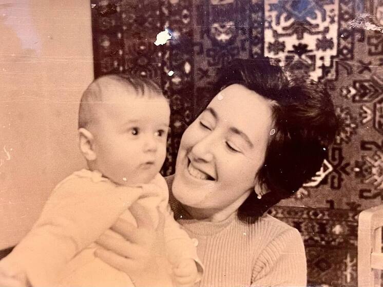 Губернатор Хинштейн поздравил курян с Днем матери