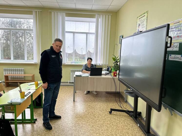 Виктор Кувайцев оценил качество капремонта в школе села Григорьевка