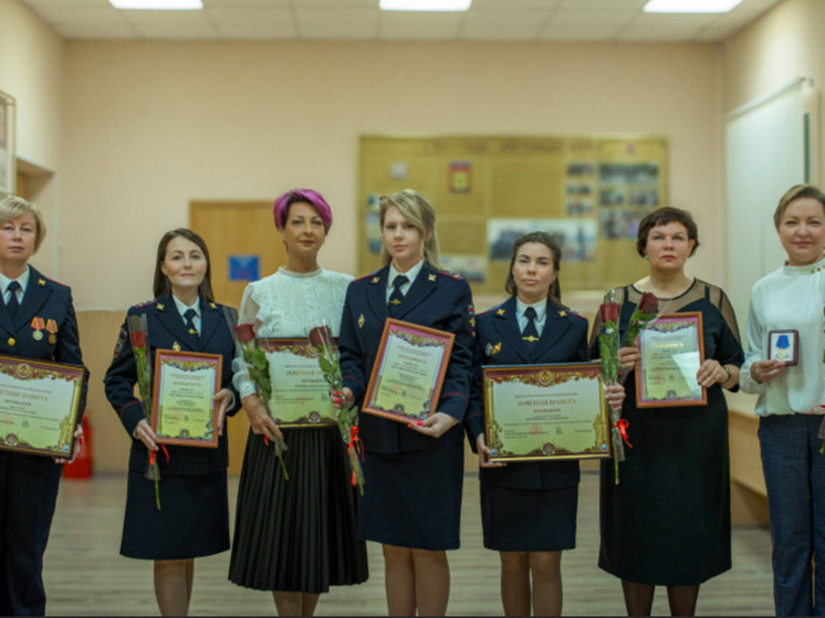 Руководство УМВД Мурманской области наградило сотрудниц-матерей за службу и заботу