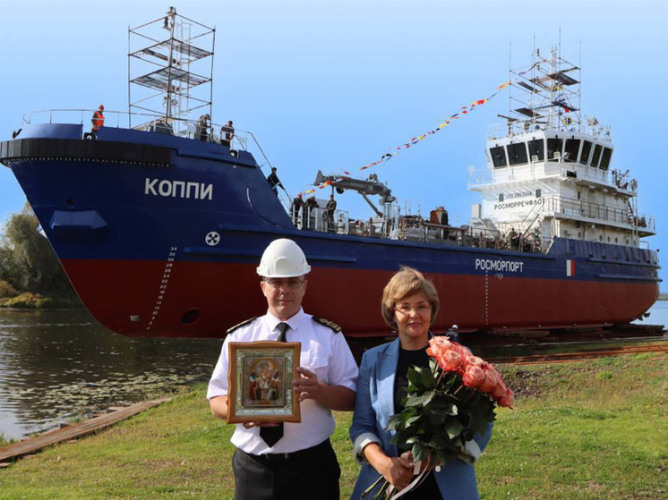 Калининградцам рассказали о крестных матерях кораблей