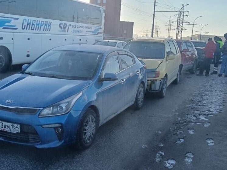 В Новосибирске произошло столкновение четырех автомобилей на проезде Энергетиков