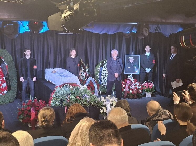 Главный редактор "МК" Павел Гусев выступил на прощании с Шиловским