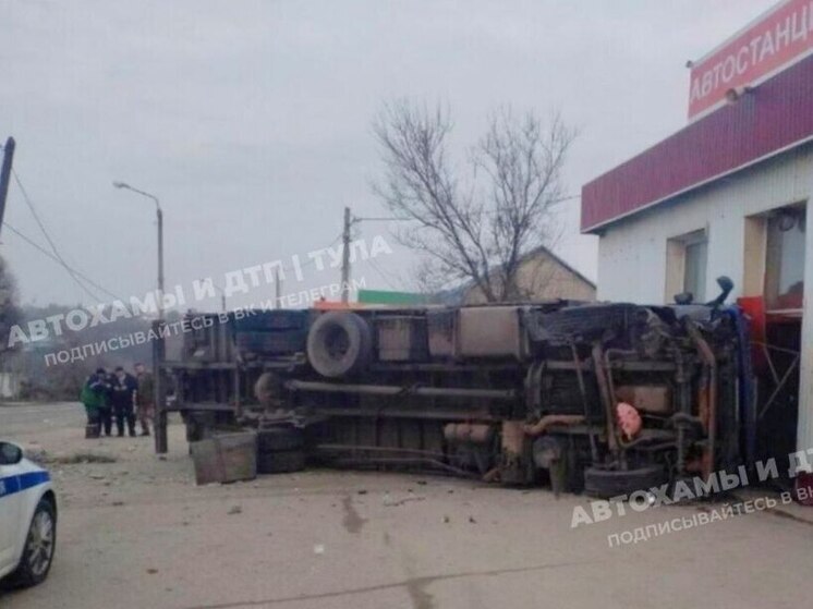Опрокинувшийся грузовик протаранил тульскую автостанцию
