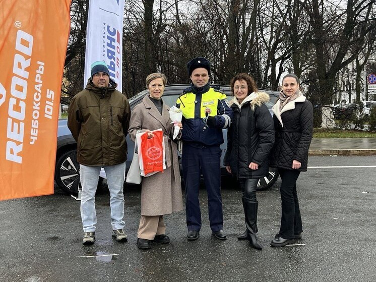 Сотрудники Госавтоинспекции поздравили мам-водителей