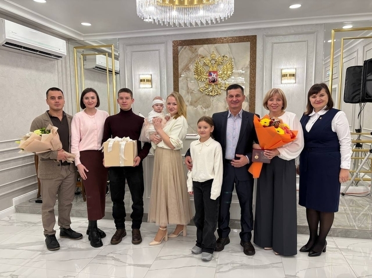  В Вельском ЗАГСе состоялась торжественная церемония награждения