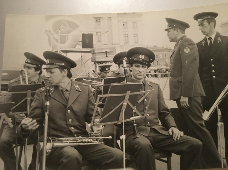 День участников ликвидации последствий радиационной катастрофы на Чернобыльской АЭС ежегодно отмечается 30 ноября. Журналист «МК в Питере» поговорил с Борисом Соколом, участником тех событий. Он в течение нескольких месяцев выступал с Ансамблем песни и пляски Ленинградского военного округа в зоне повышенной радиации для ликвидаторов, строивших саркофаг. Спустя год двое молодых и здоровых артистов умерли.