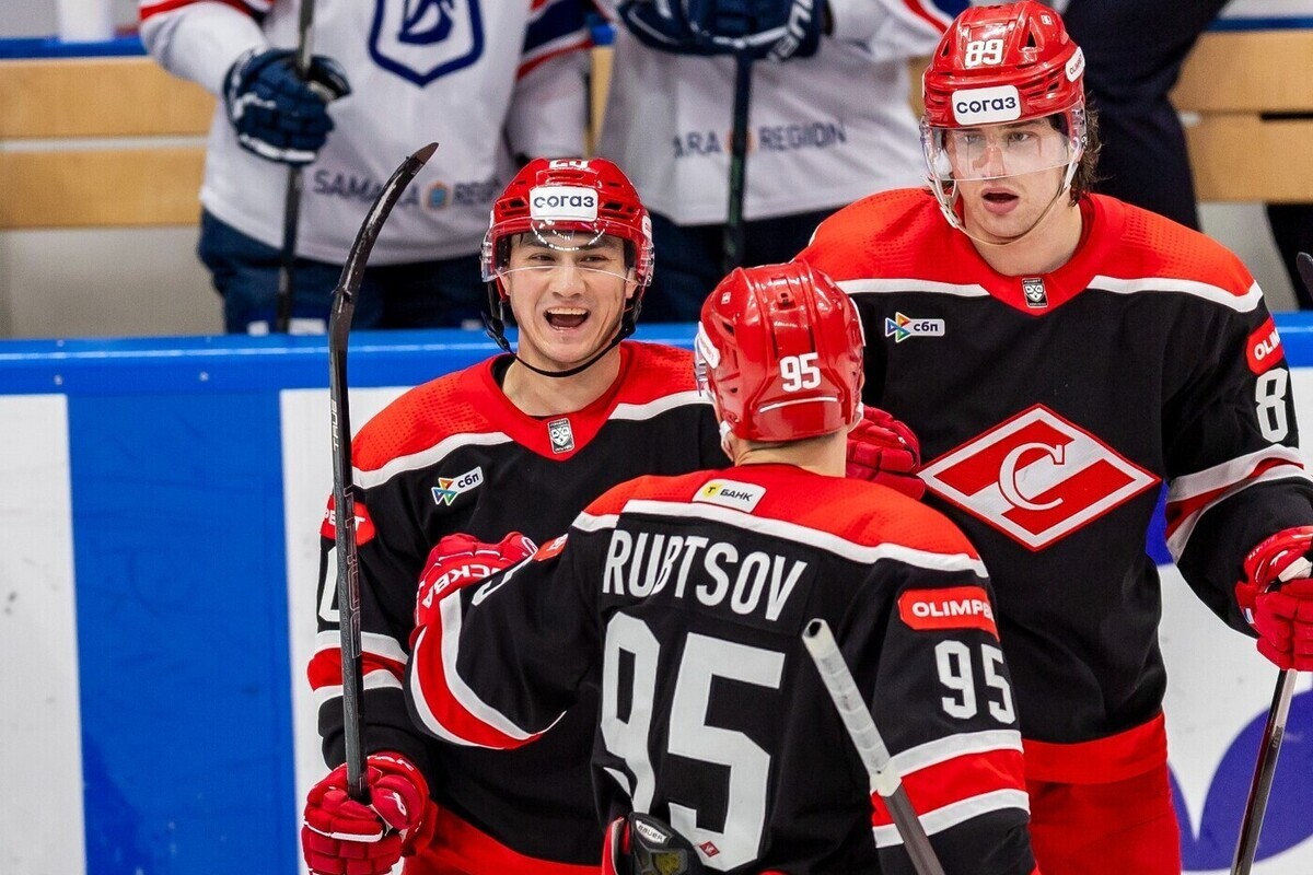 В регулярном чемпионате Континентальной хоккейной лиги в субботу состоялись три встречи