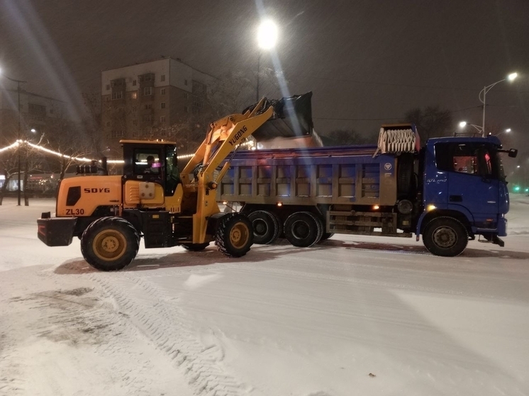 Пятьдесят сотрудников и 27 единиц техники разгребают снегопад на улицах Благовещенска