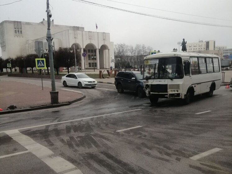 В центре Курска автобус попал в аварию