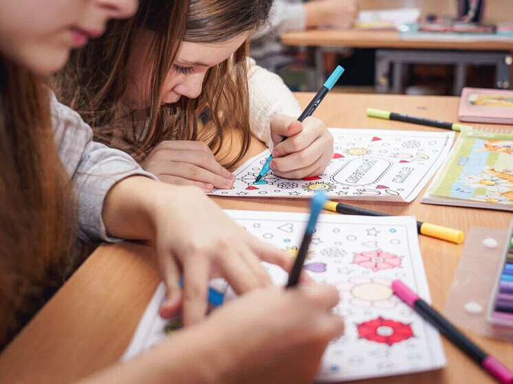 Волонтеры помогли запорожским школьникам создать подарки для мам