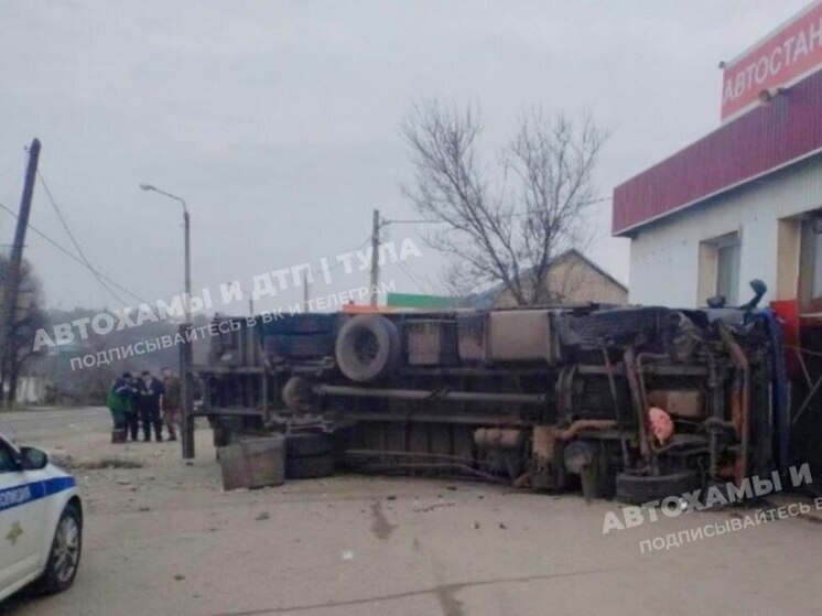 Под Тулой таран грузовиком автостанции спровоцировал "пьяный Golf"