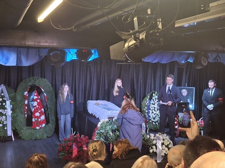 Молча поклонилась гробу и ушла: Клара Новикова появилась на прощании с Шиловским без речей