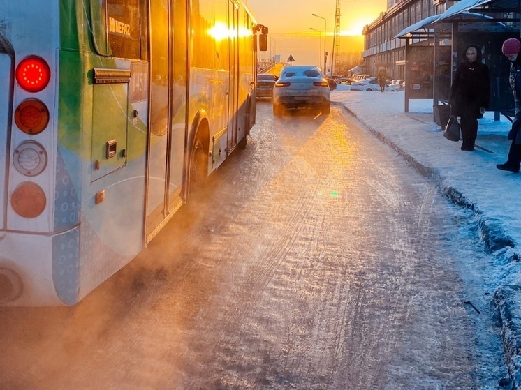 В Калачинске жалуются на «стеклянные» тротуары: в чём дело?