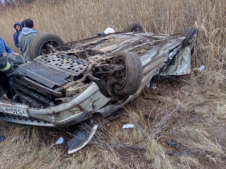 В Каменском районе Воронежской области опрокинулся Peugeot