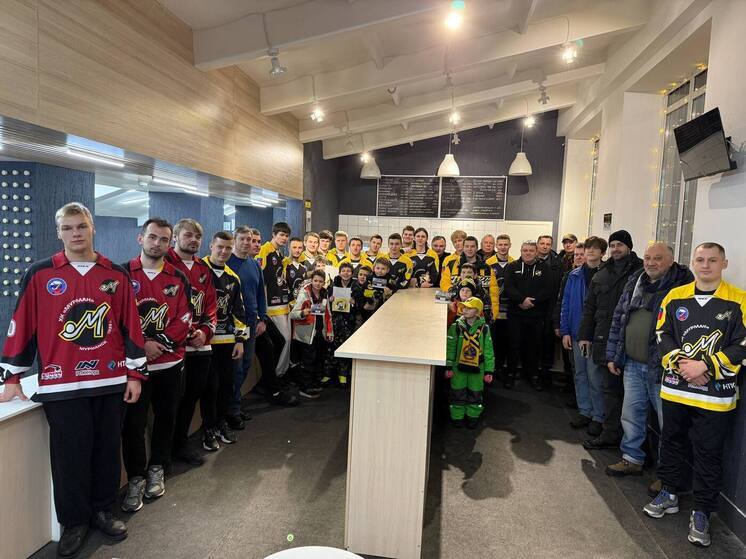 Болельщики ХК «Мурмана» получили подарки от команды