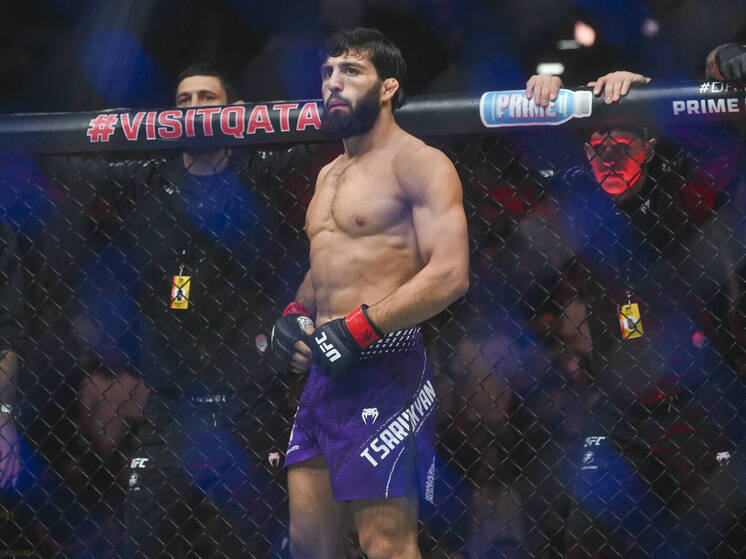 Ранее UFC анонсировал титульный поединок в легком весе.