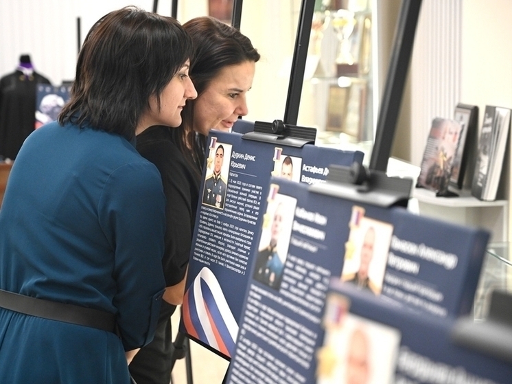 В Мурманском областном суде открылась выставка о героях СВО