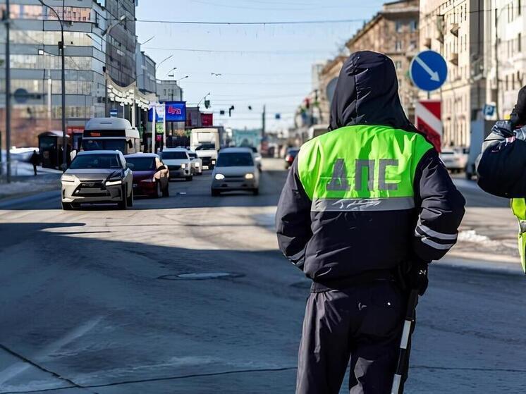 Автомобиль провалился под асфальт во дворе новосибирской многоэтажки