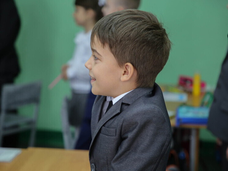 В Оленино школьники делали открытки для любимых мам