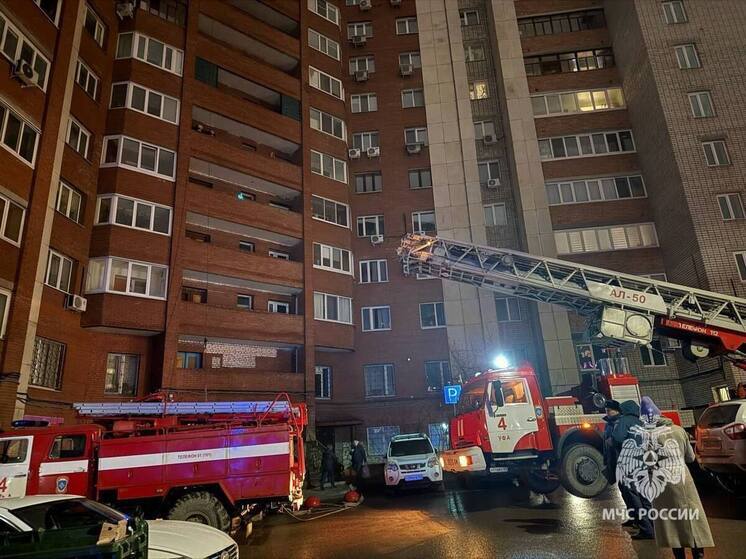 В Уфе пожарные спасли восемь человек из задымленного подъезда
