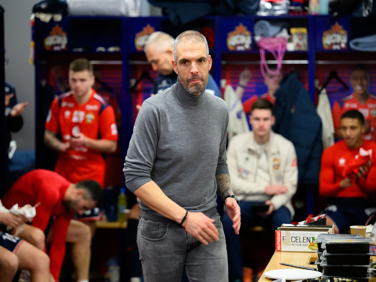 ЦСКА победил «Оренбург» (2:0) в 17-м туре РПЛ. Главный тренер Фабио Челестини назвал первый тайм, вероятно, худшим за время его работы в клубе — из-за усталости после плотного графика. Тактически сделал ставку на атакующую перестройку, выпустив Алвеса вместо Вильягры. Подчеркнул высокую самоотдачу игроков, важность поддержки болельщиков и сплочённость коллектива. Напомнил о текущих достижениях: Суперкубок, лидерство в лиге, полуфинал Кубка России. Судейские эпизоды не комментировал.