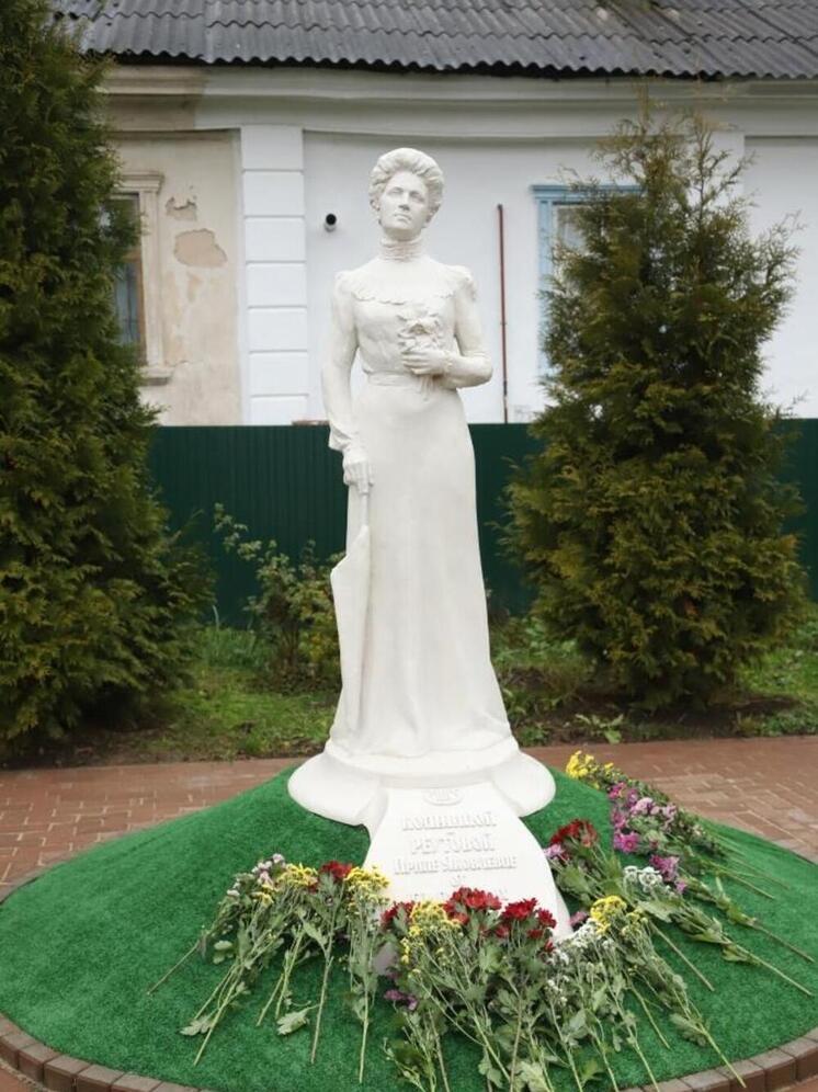 В калужском Ахлебинино открылся памятник Ирине Коншиной-Реутовой