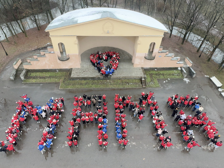 Ребята из «Молодой Гвардии» и «Волонтерской Роты» трогательно поздравили петербурженок