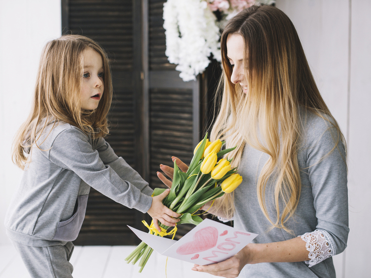 Праздничный концерт «Дарите мамам все цветы» собрал бердянцев в Городском дворце культуры