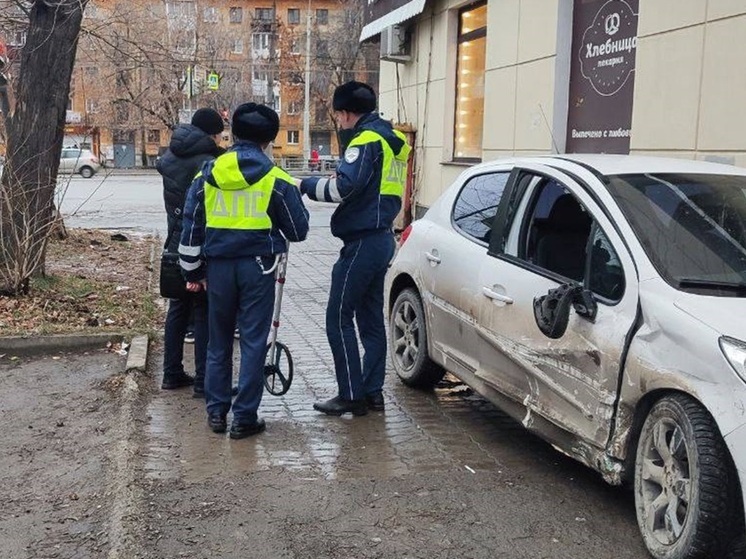 В Екатеринбурге автомобиль «Peugeot» сбил женщину на тротуаре