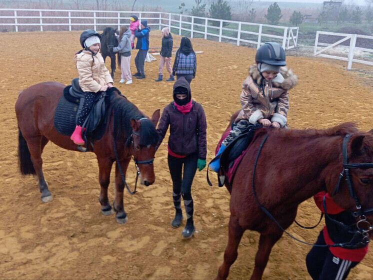 Выездная иппотерапия: воспитанники мелитопольского центра реабилитации побывали в конном клубе