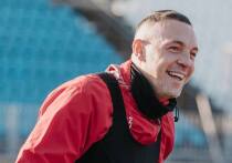 Есть в России несколько спортсменов, которые привлекают к себе внимание даже какими-то простыми, рутинными действиями. Сколько сейчас таких? Наверное, меньше чем пальцев на двух руках. Один из них – это, конечно Артём Дзюба, который обновил своё достижение лучшего российского голеадора. Теперь на счету российского богатыря 245 голов в официальных матчах. Пусть его результат – это не результат, скажем, Криштиану Роналду, но зато своё, которое, как известно, ближе к телу.