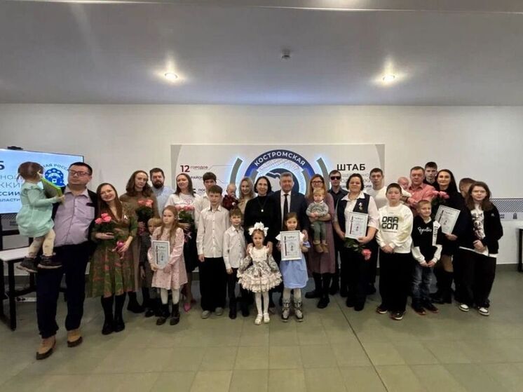 В преддверии праздника многодетным мамам вручили памятные медали