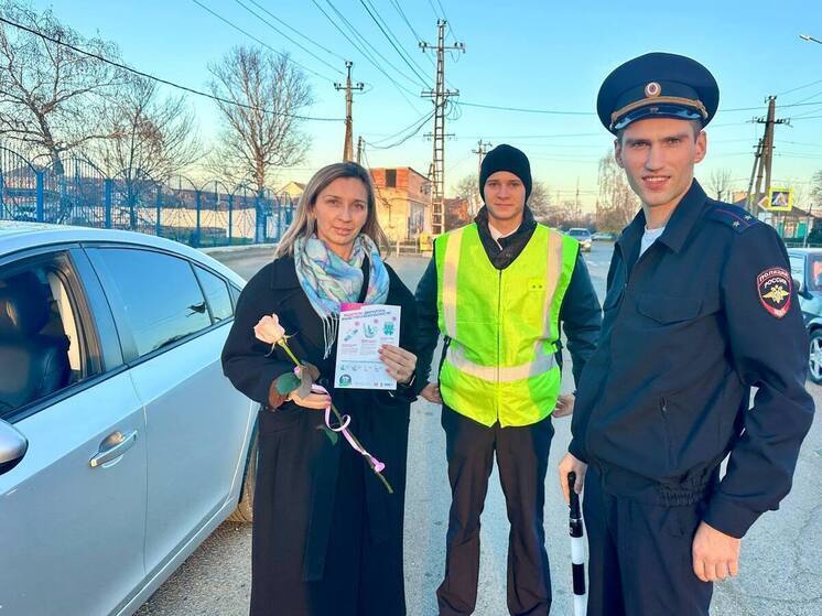 Кубанские госавтоинспекторы поздравили автомобилисток с Днём матери