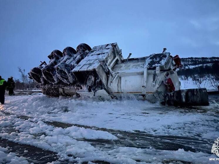 На трассе «Кола» перевернулся бензовоз и разлил топливо