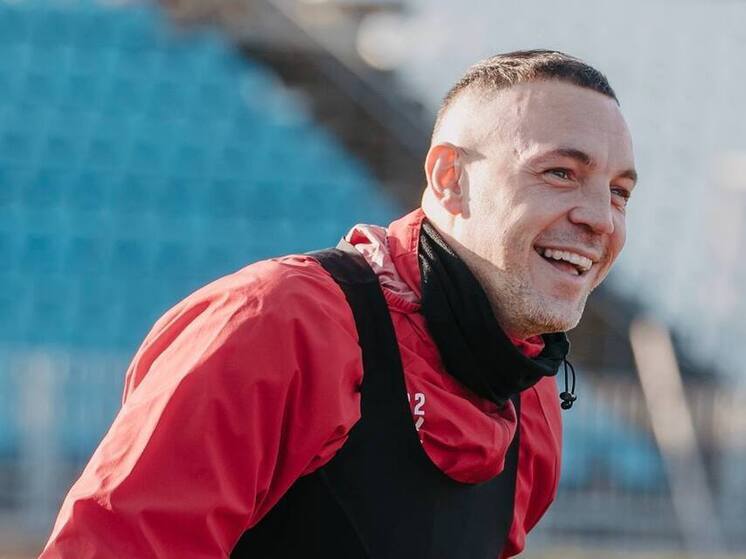 Есть в России несколько спортсменов, которые привлекают к себе внимание даже какими-то простыми, рутинными действиями. Сколько сейчас таких? Наверное, меньше чем пальцев на двух руках. Один из них – это, конечно Артём Дзюба, который обновил своё достижение лучшего российского голеадора. Теперь на счету российского богатыря 245 голов в официальных матчах. Пусть его результат – это не результат, скажем, Криштиану Роналду, но зато своё, которое, как известно, ближе к телу.