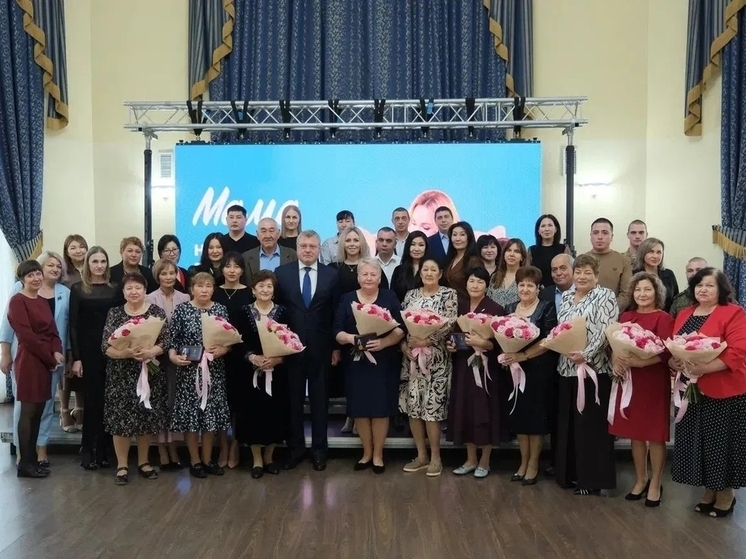 Губернатор Астраханской области поздравил матерей участников СВО и вручил медали