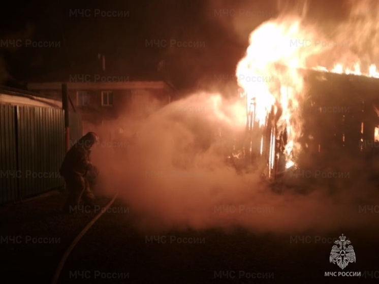 На улице Орловской в Екатеринбурге потушили горящую баню