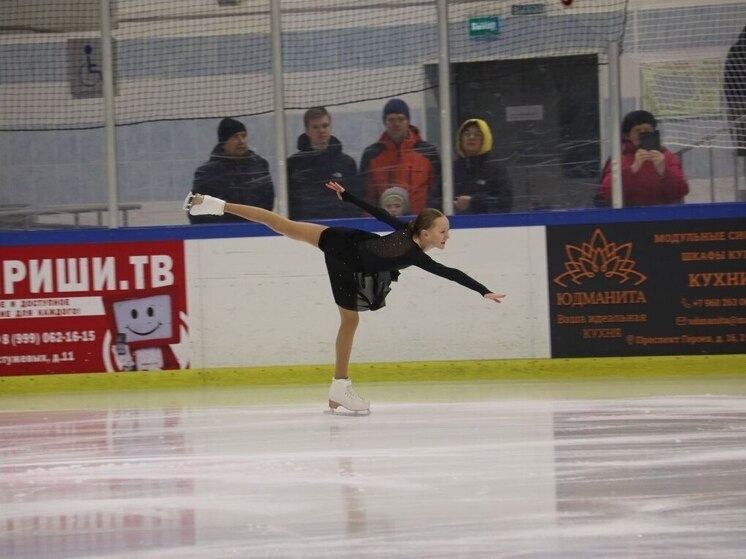 Киришане увидели ледовую феерию от учеников местной спортшколы