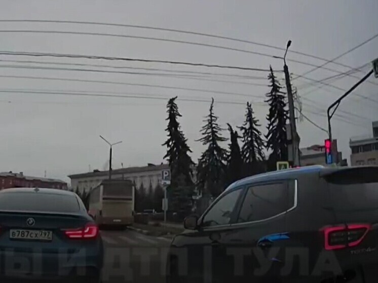 В соцсетях показали видео инцидента с "чудиком" около цирка в Туле