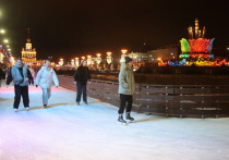 Вечером 28 ноября в Москве начали открываться площадки зимнего фестивального сезона — он проходит под девизом «Вместе теплее»