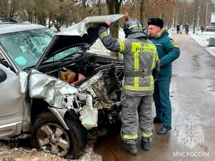 В Киришах после ДТП машины разбросало по улице Строителей