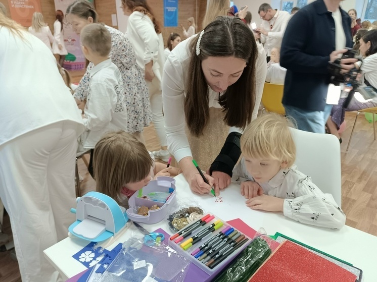 Гатчинский «Мама Фест» собрал более сотни женщин в белых одеждах