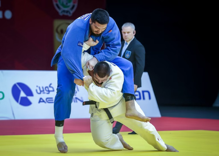 Гимн, флаг, золото: российское дзюдо триумфально вернулось на международную арену