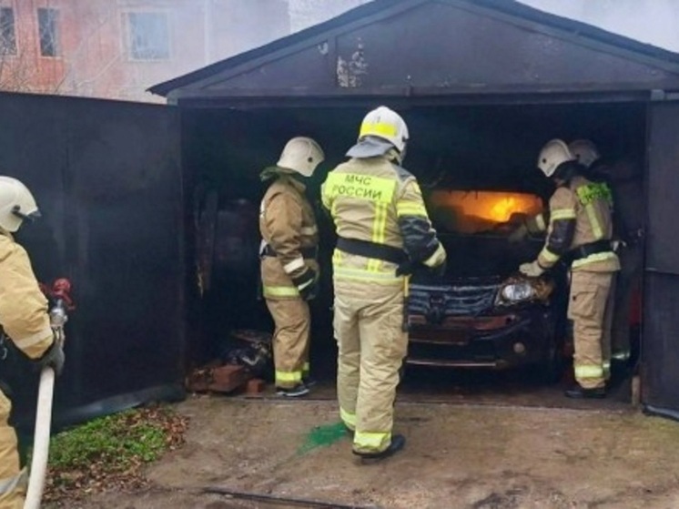 В Элисте спасатели Калмыкии ликвидировали пожар в гараже