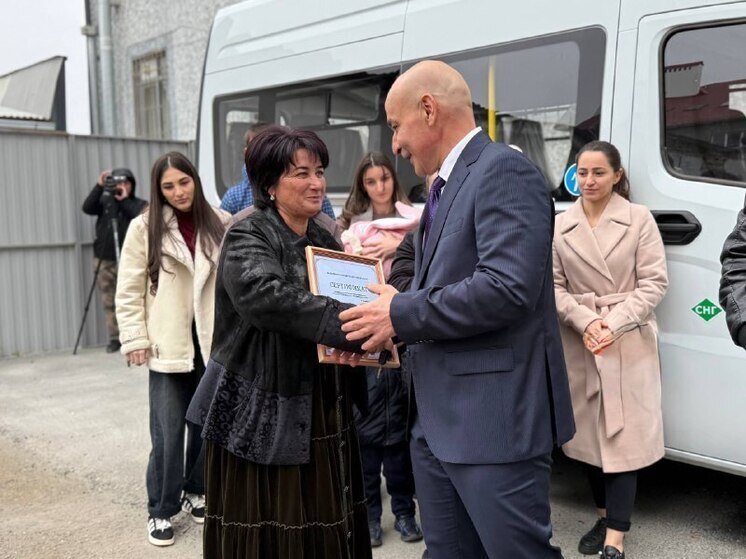 Многодетной матери из Кабардино-Балкарии подарили автобус