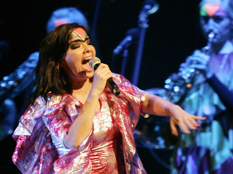 Исландская поп-арт певица Бьорк воспользовалась своей круглой датой — 60 лет, чтобы привлечь внимание общественности к проблемам экологии