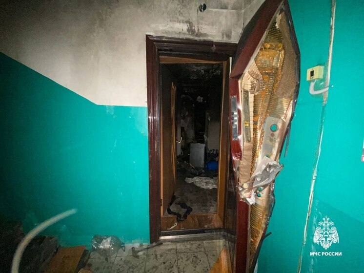 Из огненной ловушки: спасатели МЧС вынесли мужчину из горящей квартиры