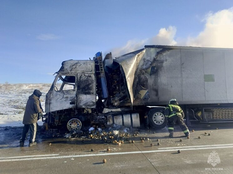 Большегруз сгорел на трассе в Забайкалье