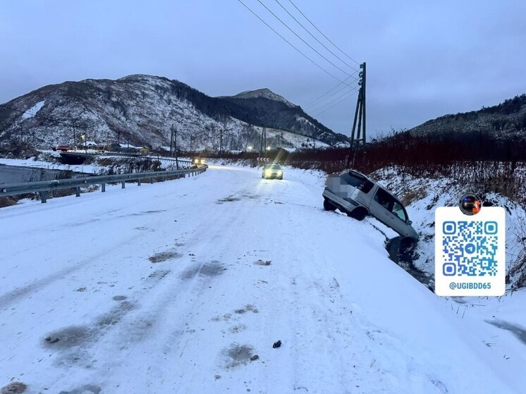 Авария в Холмске: женщина за рулем Toyota не справилась с управлением