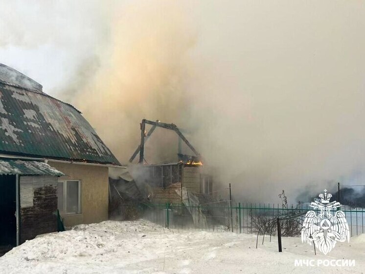 В  городе Кемерово произошло возгорание, затронувшее два жилых строения